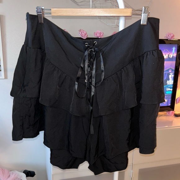 $12! Brand New: High Waist Grommet Lace Up Front Ruffle Trim Shorts - Picture 5 of 10